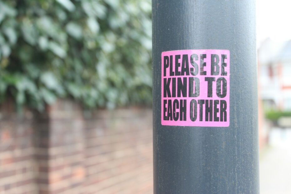 💛 30 Random Acts of Kindness That’ll Make Someone’s Day (and Yours Too)